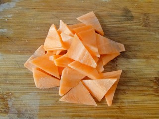 青椒炒豆皮,胡萝卜切薄三角片