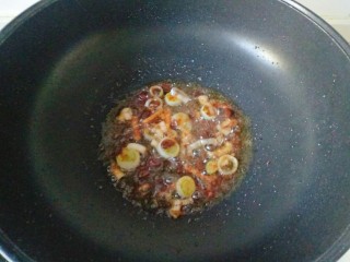 青椒炒豆皮,炒锅中加入适量花生油烧热，放入葱姜爆香，加入1勺黄豆酱，小火慢慢炒出红油