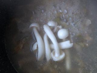 榨菜肉丝汤,再放入白玉菇。