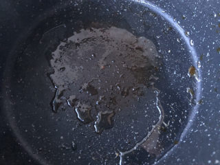 榨菜肉丝汤,锅里倒入油。