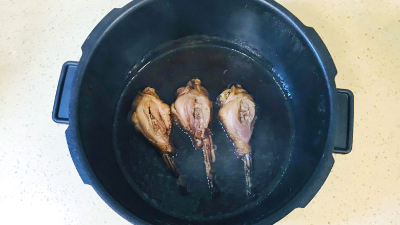 电饭锅焖鸡腿,启动电饭煲煮饭模式，一个疗程就可以煮熟了