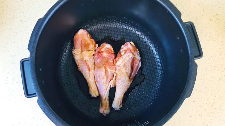 电饭锅焖鸡腿,腌制入味后，加入电饭煲中