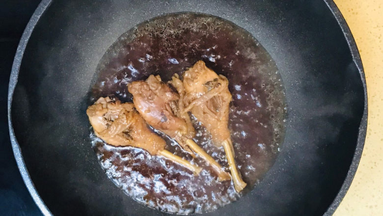 电饭锅焖鸡腿,煮熟后，将汤和鸡腿一起倒入锅中，中火收一下汤汁，汤汁收干就可以关火了