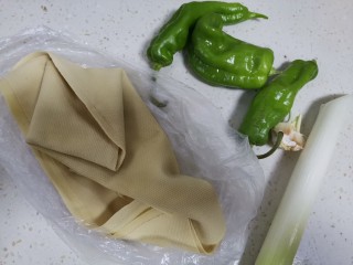 青椒炒豆皮,准备食材备用！