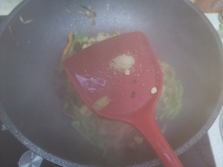 青椒炒豆皮,加入适量的鸡精翻炒均匀即可出锅