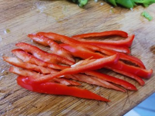 青椒炒豆皮,红椒切丝