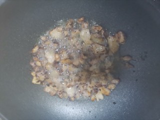 青椒炒豆皮,锅烧热不放油，直接下入肥油煸炒出猪油