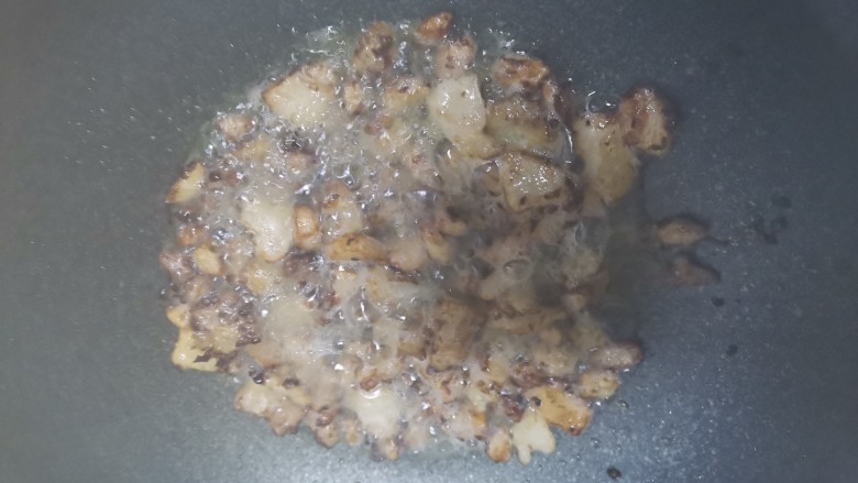 青椒炒豆皮,锅烧热不放油，直接下入肥油煸炒出猪油