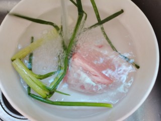 榨菜肉丝汤,葱，猪肉洗净