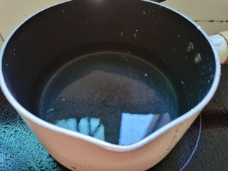 榨菜肉丝汤,奶锅放入适量的水