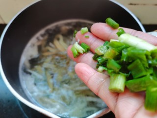 榨菜肉丝汤,煮至差不多时，撒些葱花