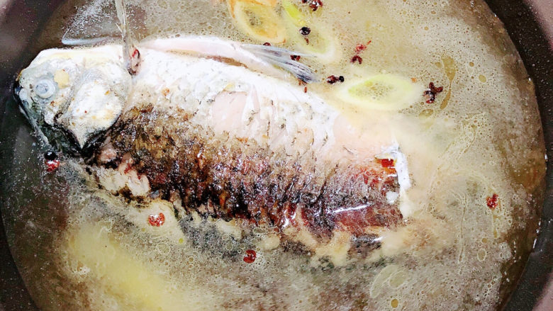萝卜丝鲫鱼汤,加入水，烧开锅慢炖20分钟。