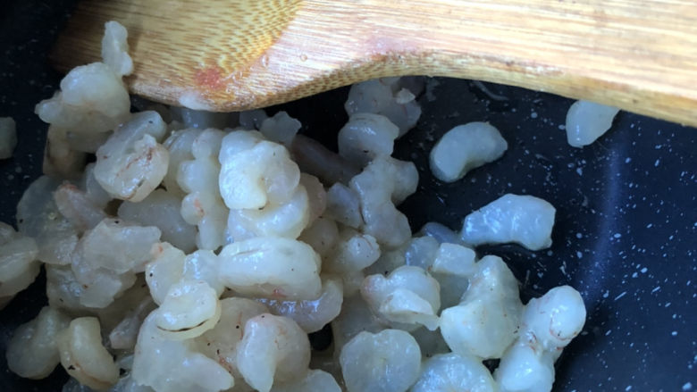 秋葵炒鸡蛋,虾仁下油锅里快速翻炒变色。