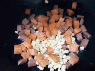 什锦玉米粒,再放入胡萝卜和玉米粒
