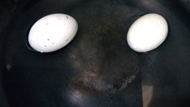 尖椒皮蛋,冷水下锅，放入皮蛋