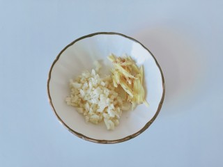 电饭锅焖鸡腿,蒜与生姜切成末备用