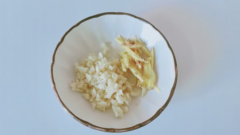 电饭锅焖鸡腿,蒜与生姜切成末备用