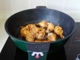 电饭锅焖鸡腿,将调味料翻炒均匀。