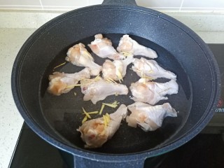 电饭锅焖鸡腿,鸡腿冷水放入锅里，加上生姜丝去腥。