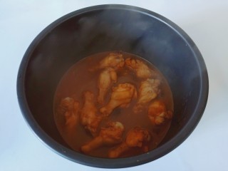 电饭锅焖鸡腿,加入适量的开水，放电饭煲炖煮15分钟左右。