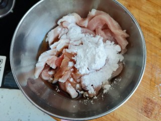 榨菜肉丝汤,加入一勺淀粉，抓拌均匀腌制片刻