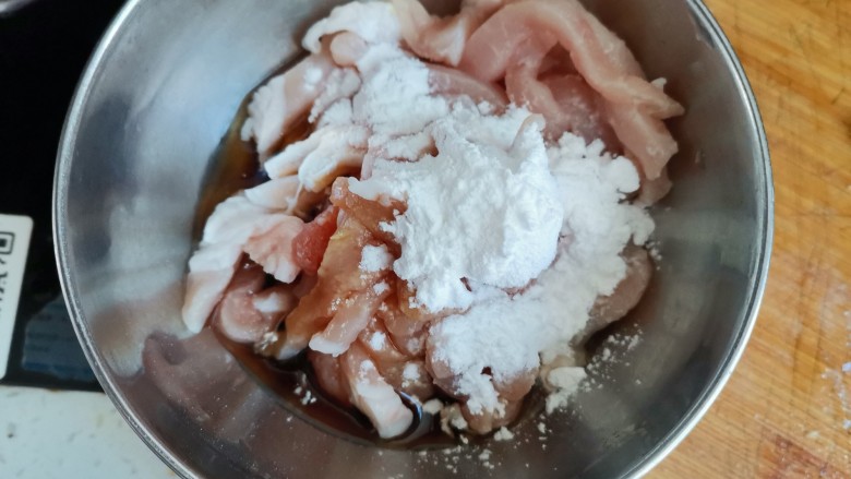 榨菜肉丝汤,加入一勺淀粉，抓拌均匀腌制片刻