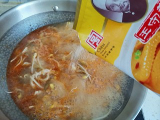 榨菜肉丝汤,加入适量的鸡精搅拌均匀即可出锅