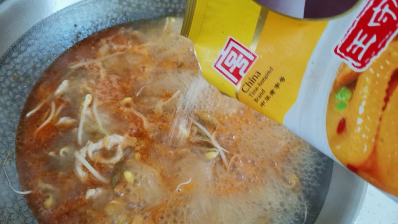 榨菜肉丝汤,加入适量的鸡精搅拌均匀即可出锅