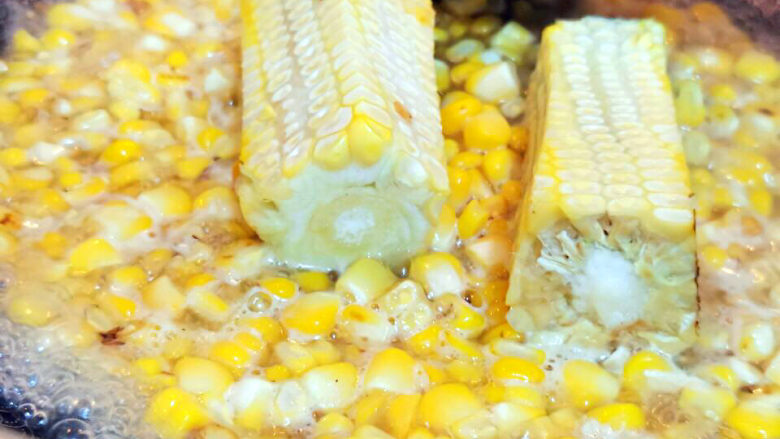 什锦玉米粒,出香后 ，加入少许清水，煮1~2分钟