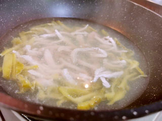 榨菜肉丝汤,注意用中小火煮，抖散肉丝