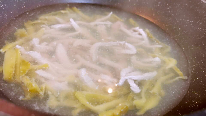 榨菜肉丝汤,注意用中小火煮，抖散肉丝