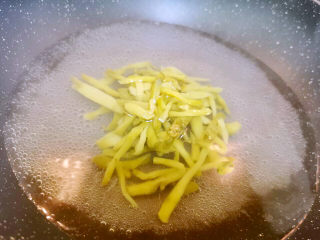 榨菜肉丝汤,炒干的榨菜丝放入水锅中