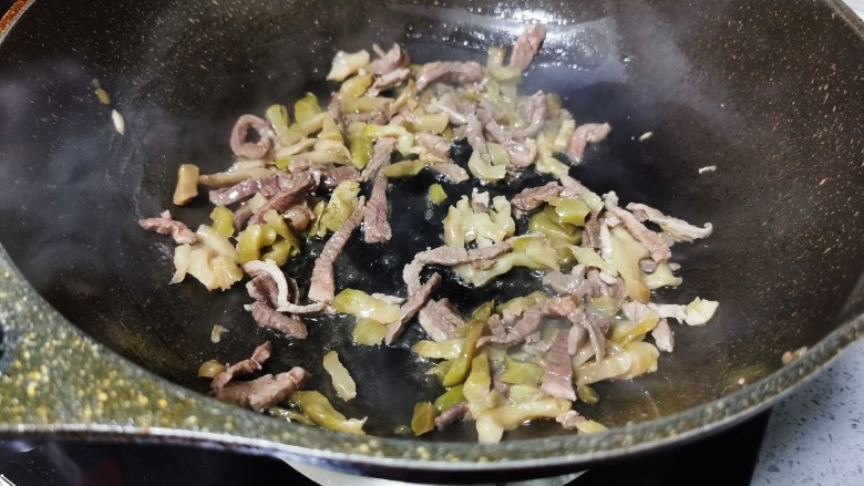 榨菜肉丝汤,快速翻炒均匀，至猪肉变色