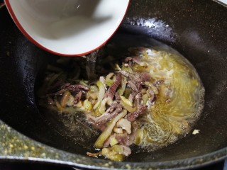 榨菜肉丝汤,加入清水煮沸