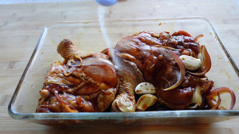 电饭锅焖鸡腿,加入2克食盐，继续抓拌均匀，尽量多抓拌一会让调料被鸡腿吸收。