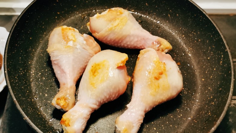 电饭锅焖鸡腿,鸡腿放入平底锅煎至两面微微金黄色。