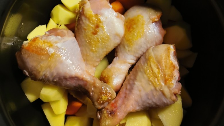电饭锅焖鸡腿,放入煎好的鸡腿。
