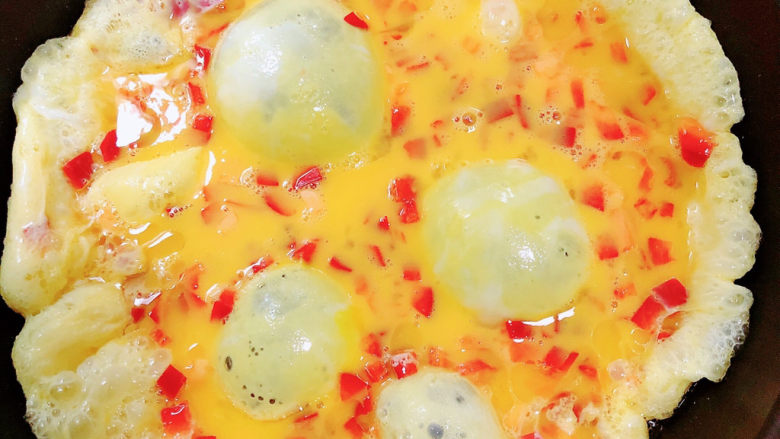 秋葵炒鸡蛋,锅中倒入油，加热至五成热，倒入鸡蛋。