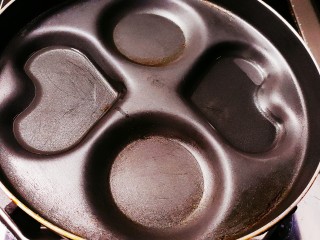 芝士泡面,锅中加入适量的油