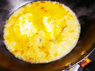 芝士泡面,将鸡蛋倒入汤汁煮2分钟