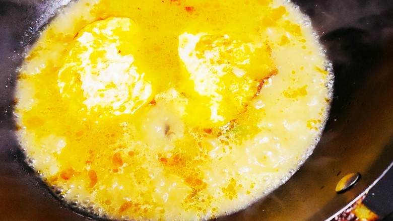 芝士泡面,将鸡蛋倒入汤汁煮2分钟