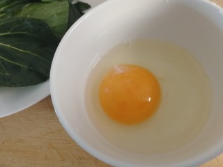 榨菜肉丝汤,碗里打颗鸡蛋