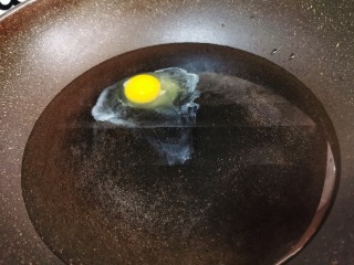 芝士泡面,凉水里打入一个鸡蛋