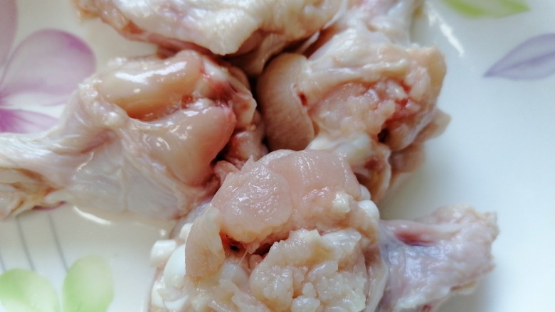 电饭锅焖鸡腿,在鸡腿上划上几道方便更入味