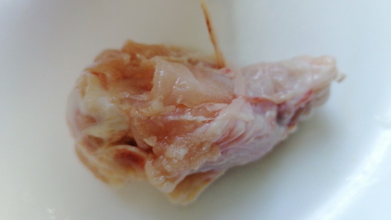 电饭锅焖鸡腿,将鸡腿的筋扯掉以免影响口感