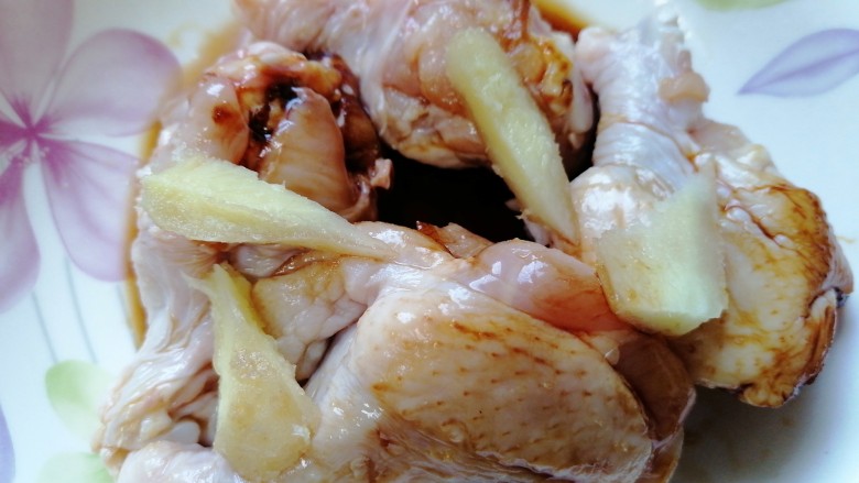电饭锅焖鸡腿,加入生姜并搅拌均匀腌制十五分钟