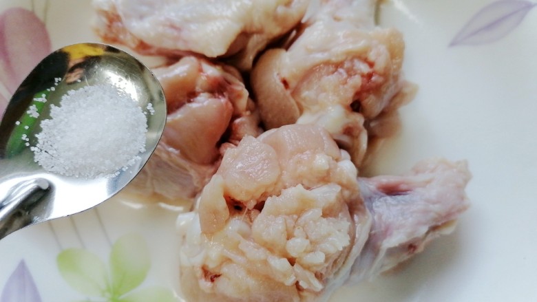 电饭锅焖鸡腿,加入少许盐调味