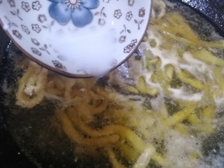 榨菜肉丝汤,淋入适量水淀粉，再次煮开。