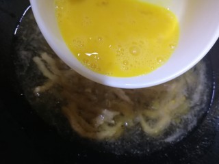 榨菜肉丝汤,淋入蛋液。