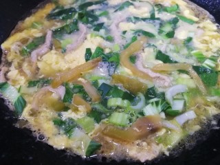 榨菜肉丝汤,放入油菜碎，文火煮开。